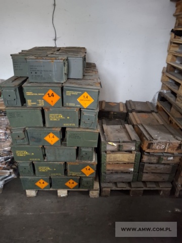 Pojemniki po amunicji - pakiet zawierający 2 poz. asort., w tym: pudełko M2A1 na amunicję (wymiary: 307 x 185 x 155 mm) - 133 szt.; skrzynia drewniana do amunicji strzeleckiej - 11 szt. 